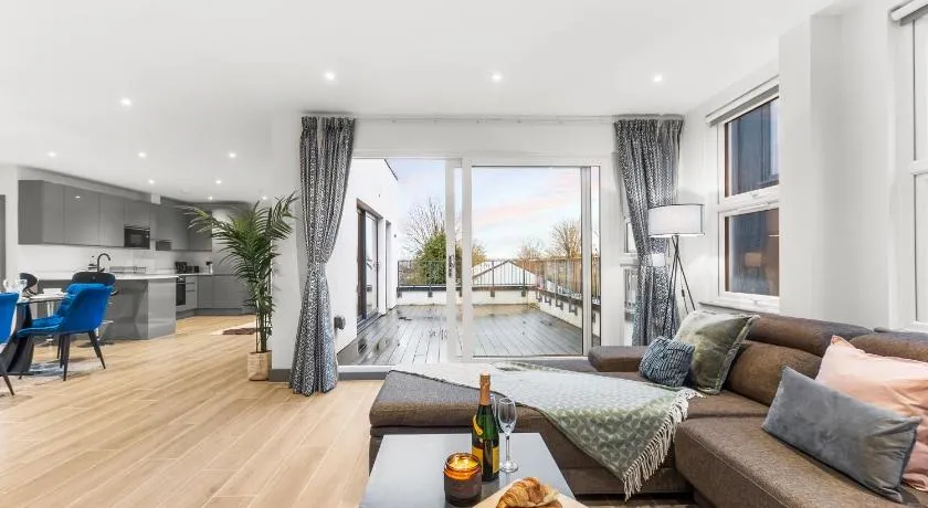 Finchley Penthouse | Sleeps 8 | Long Stay Discount | LDN - Image 1