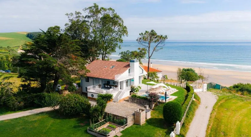 Wishome-Villa en la playa de Oyambre con piscina privada para disfrutar de unas vacaciones lejos del calor - Image 1