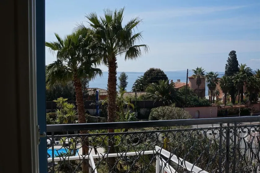 HOTEL LA QUIETUDE - Image 1