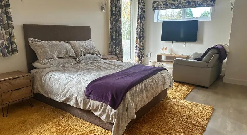Double Ensuite Ground Floor Easy to Cardiff - Image 1