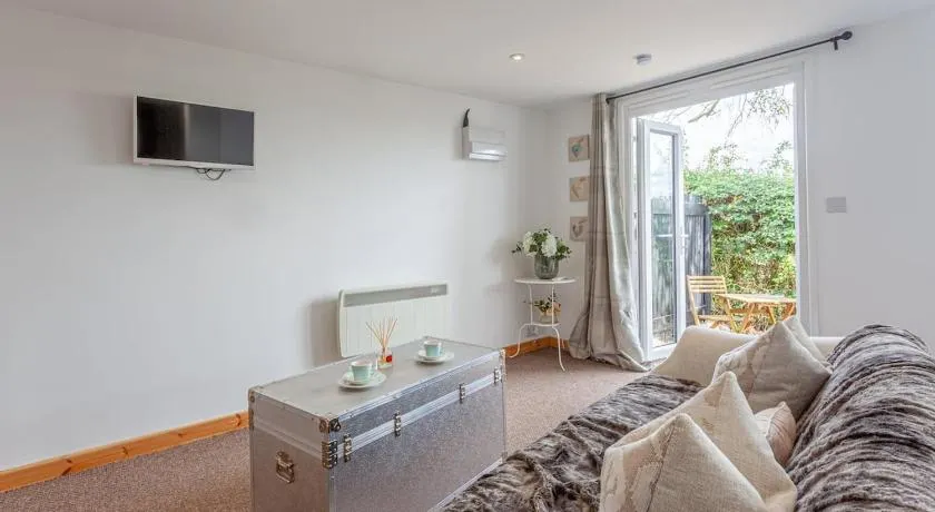 Stansted airport - studio annexe with parking - Image 1