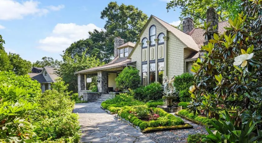 Stonehurst Place Bed & Breakfast - Image 1