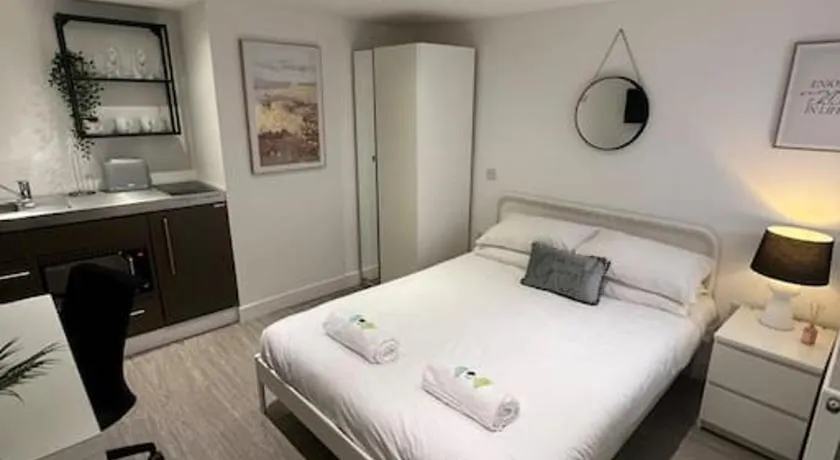 8 Studio cosy loft 50m to Airbus bus stop 20m - Image 1