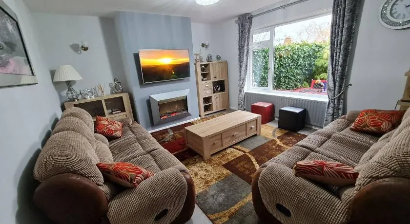 Exquisita habitación en casa de familia apropiada para familias con jardín | Vistas al jardín - Image 1