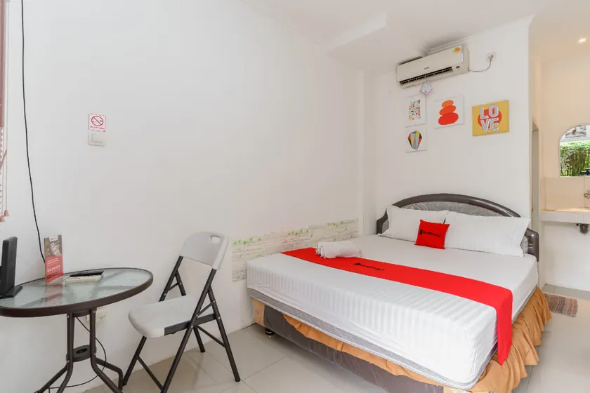 RedDoorz near RS Mitra Keluarga Depok - Image 1