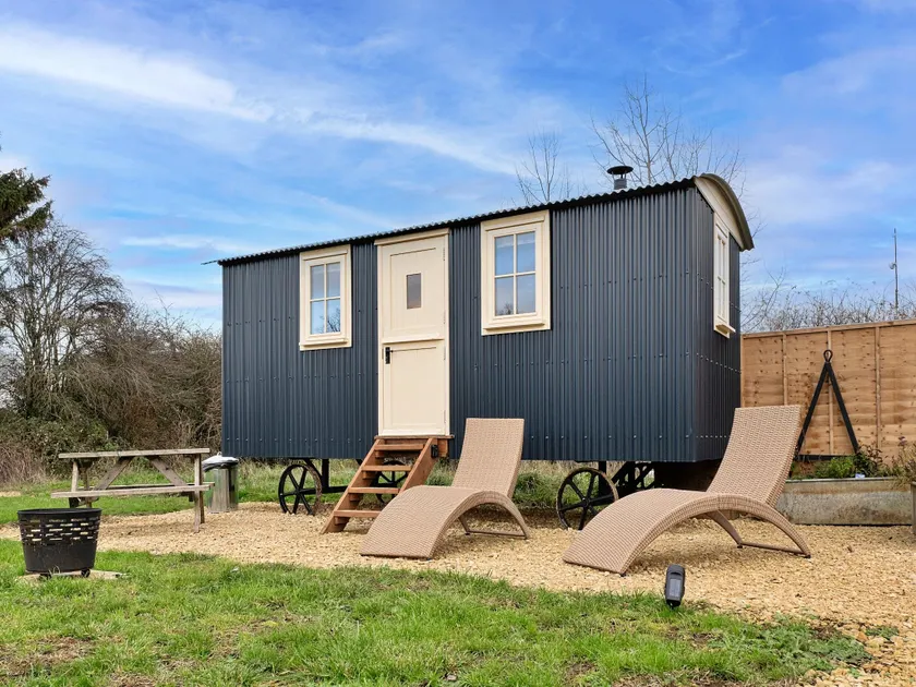 Glamping in Northamptonshire near Cotswolds - Image 1