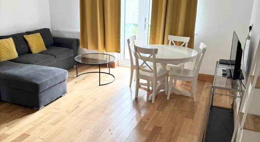 Beautiful 2 bedroom garden flat w/ free parking - Image 1