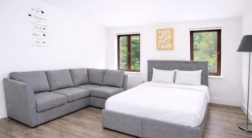 Elegant Flat 2 Min Walk to Watford Junction - Image 1