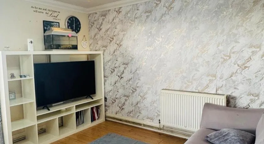 Charming 2 Bedroom Flat with Urban Views - Image 1