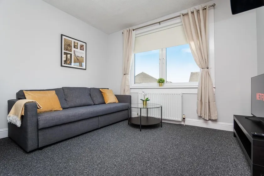 Ideal Work Stays 3BR 6 Guests Free Parking - Image 1