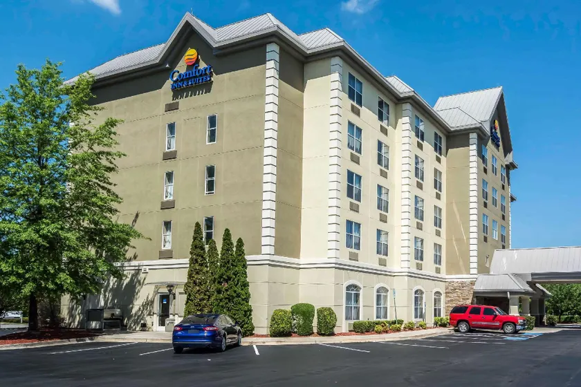 Comfort Inn & Suites near Six Flags - Image 1