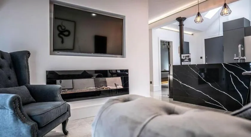 Boutique 2BR On Royal Mile - Freestanding Bathtub - Image 1