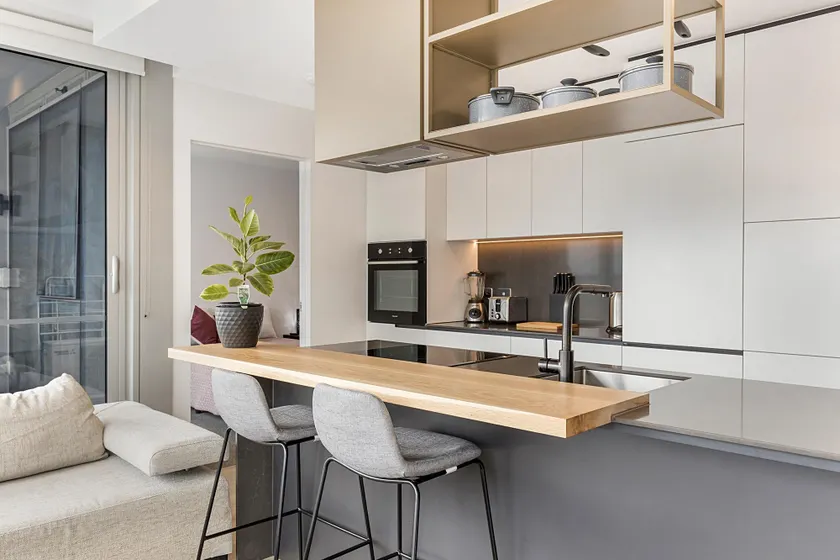 Gorgeous High-Rise Unit with Sky Bar Pool and Gym - Image 1