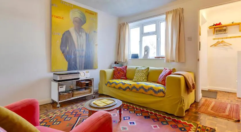 Pass the Keys Charming Ground Floor Flat with Free Parking - Image 1