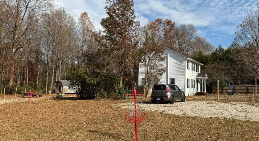Gamers & Disc Golfers Dream Stay! Spacious 4BR in Peaceful Setting - Image 1