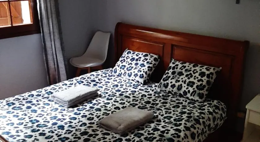 Chambre maison piscine - Image 1
