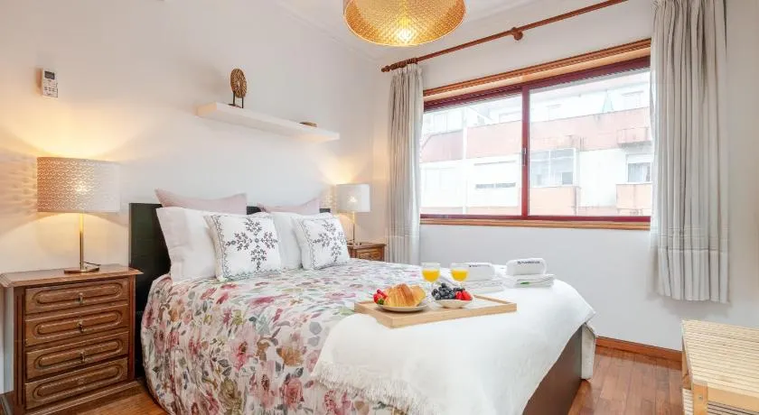 Host Wise - Rustic Bright Flat - City Centre - Image 1