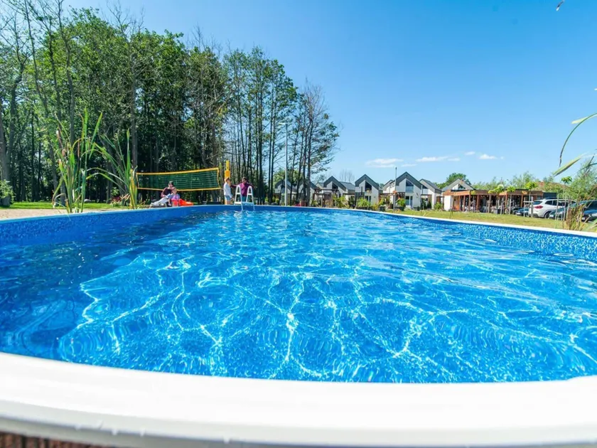 Maisons de vacances confortables, piscine d'été - Image 1