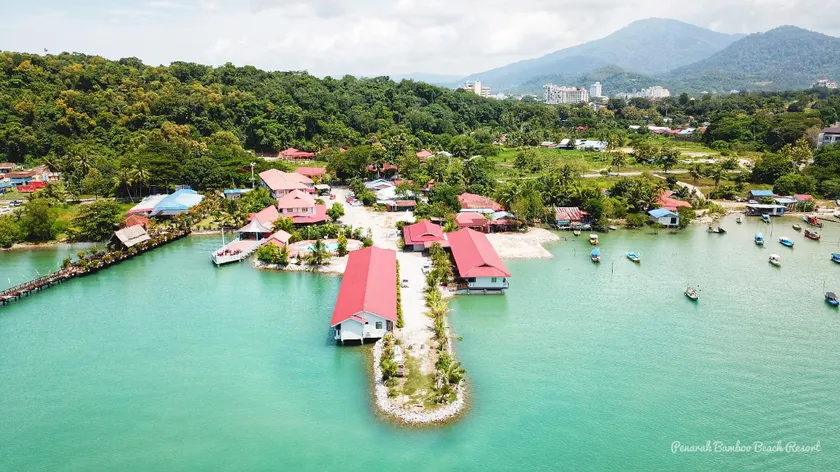 Penarak Bamboo Beach Motel - Image 1