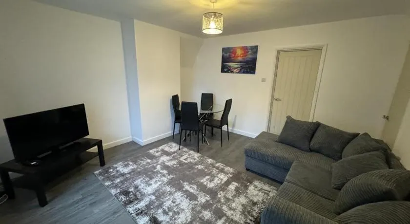 Three bed house in Wolverhampton - Image 1