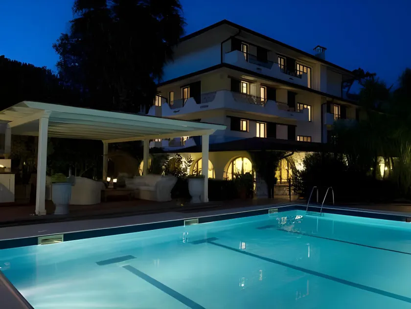 California Park Hotel - Image 1