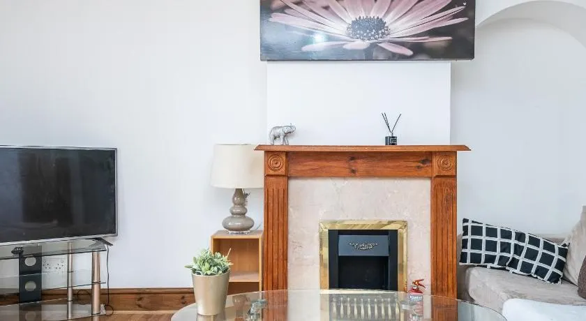 Spacious Dagenham 4Bedroom House with Parking - Image 1