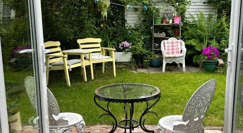 Garden Snug - Image 1