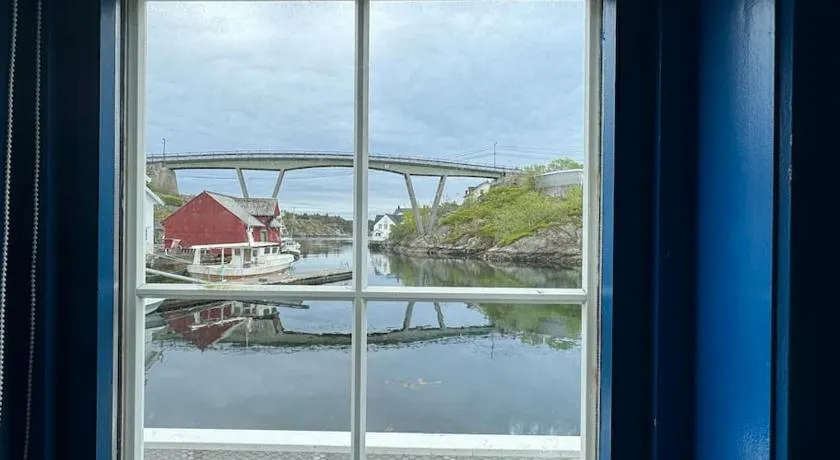 Nautnes Coastal Haven - Image 1