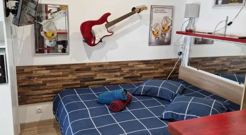 07 - Joli studio tout équipé avec un lit double, vue sur jardin, parking privatif gratuit, grand fourgon possible, tout le linge de maison est fourni - Image 1