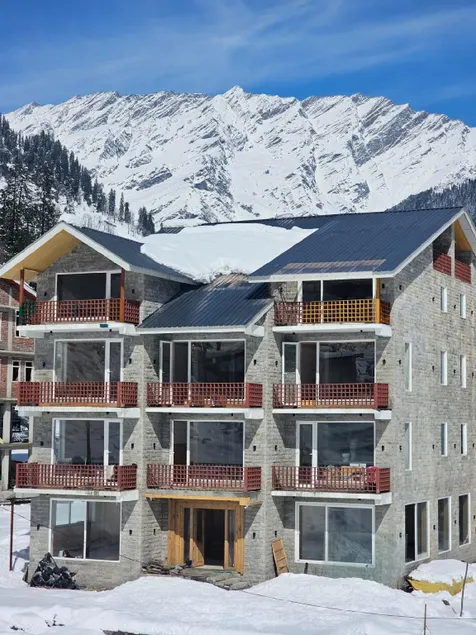 Hotel Patalsu - Image 1