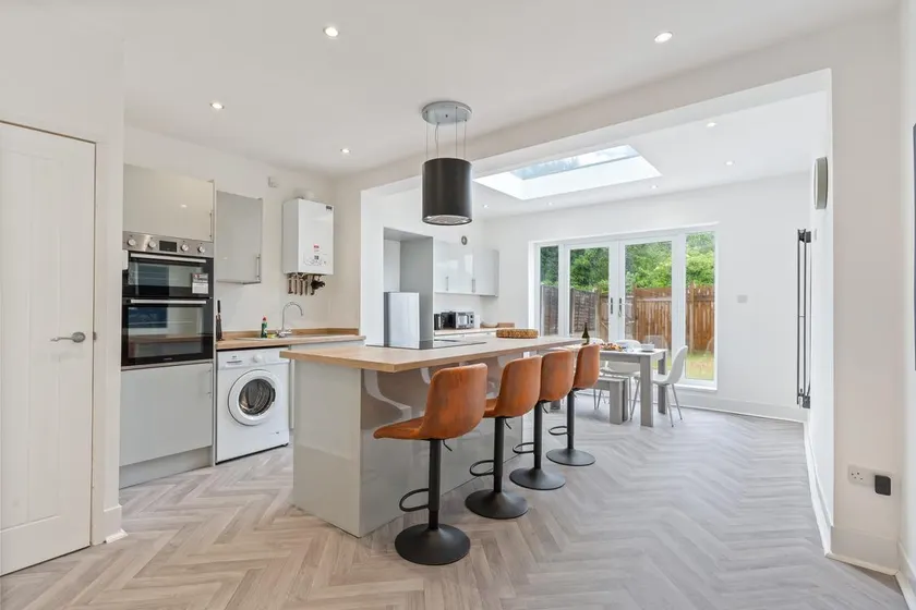 Beautiful House - Sleeps up to 7 - Free Parking, Fast Wifi and Smart TV by Yoko Property - Image 1