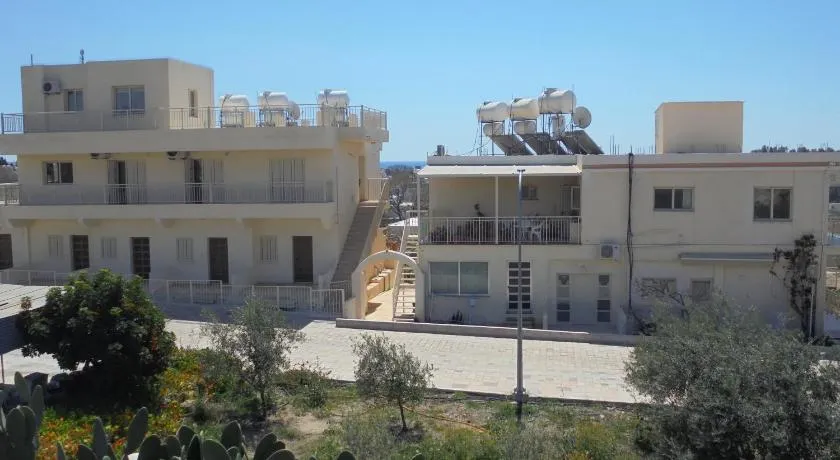 Niki Court Holiday Apartments - Image 1