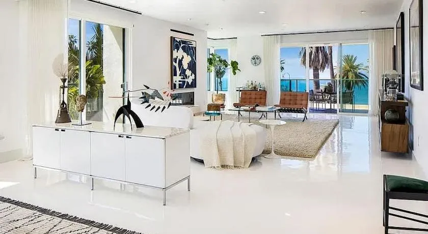Expansive Three-Bedroom Penthouse with Breathtaking Views - Image 1