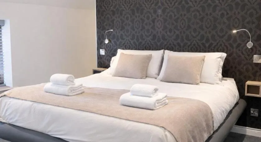 Luxury 4BR Executive Lodge with 4 Private Suites and Private Parking - Image 1