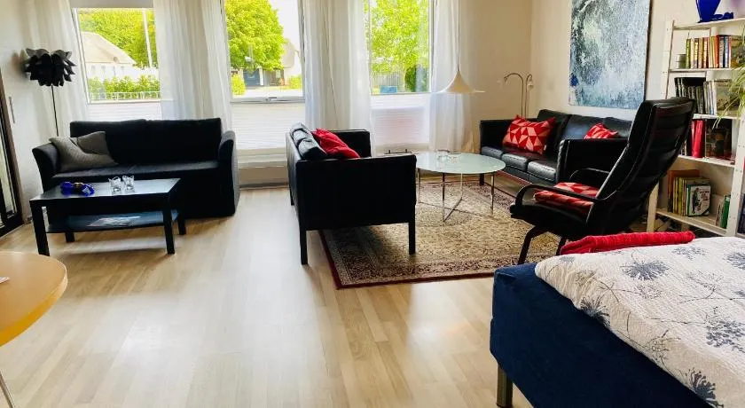 Hyggeligt byhus ved glasværkstedet på Nordmors - Image 1