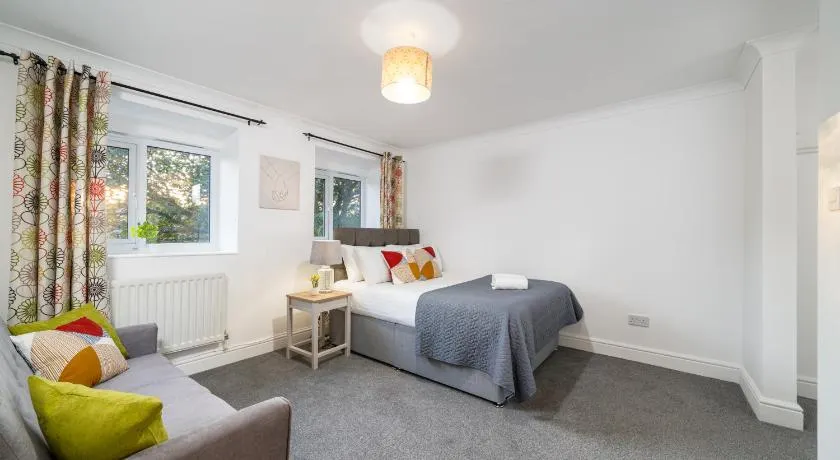COZY 3 Bed House With Garden & Parking in Rochester, Kent Mins to Train Station, WiFi - Image 1