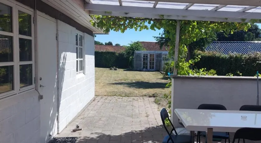 Stuelejlighed med have og overdækket terrasse - Image 1