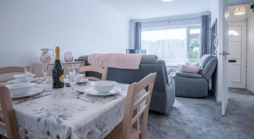 Harbour Court - 2 Bedroom Apartment - Saundersfoot - Image 1