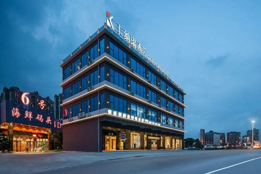 Canary Hotel - Image 1