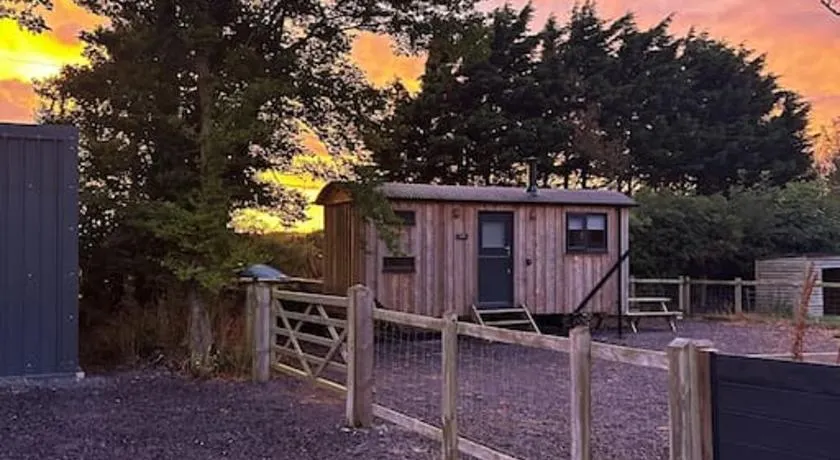 Cybi, Modern Shepherds Hut with Games Room Access - Image 1