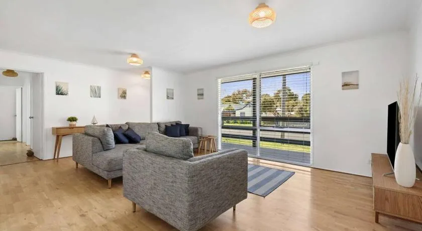 Bonnyvale Beach Shack- Pet friendly, walk to the beach! - Image 1