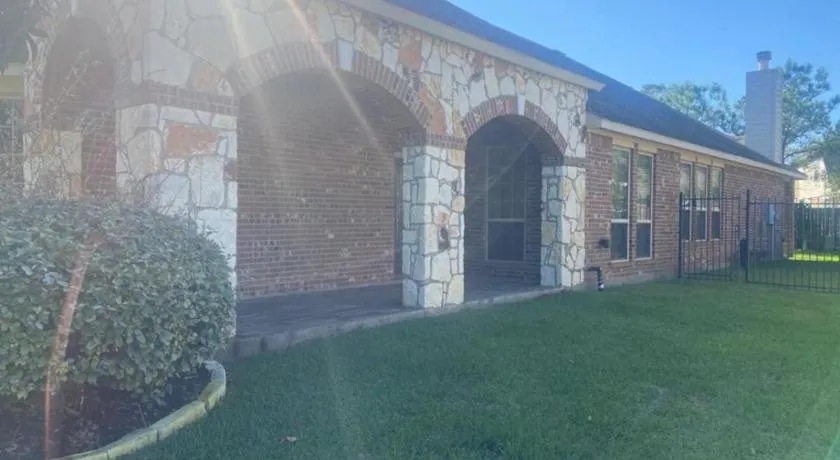 Spacious 4 Bed & 2 Bath Home in the Woodlands, TX - Image 1