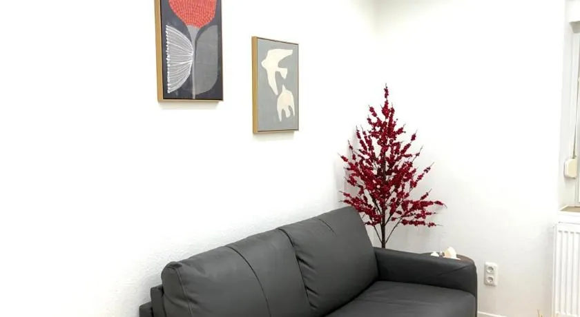 Moderne, neu möblierte Wohnung in zentraler Lage - Image 1