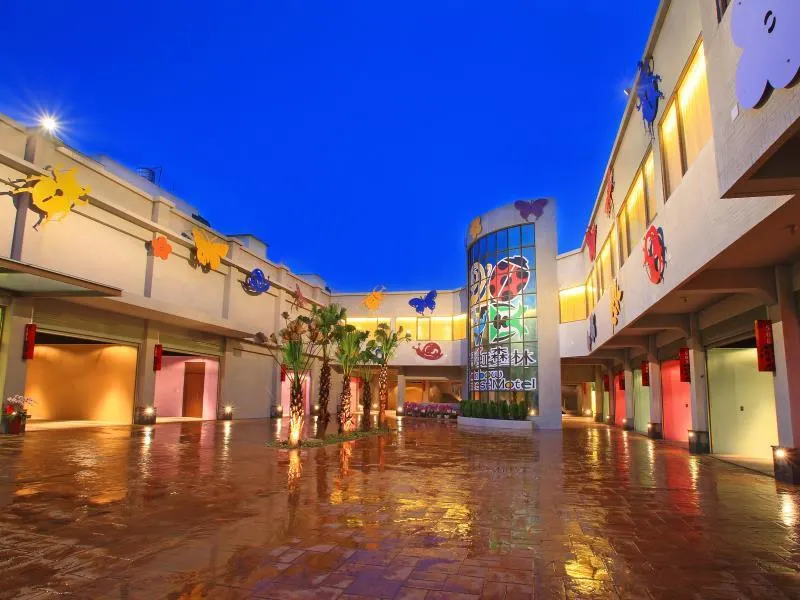 Rainbow Forest Motel - Image 1