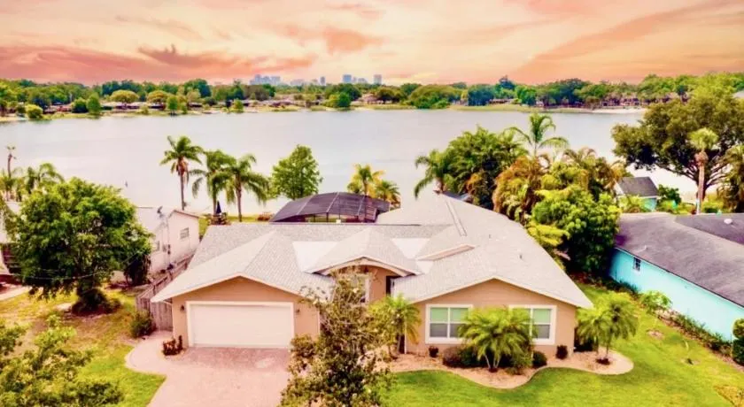 Lakefront and Pool 4bed Orlando House Near Downtown 20 minutes from Attractions - Image 1