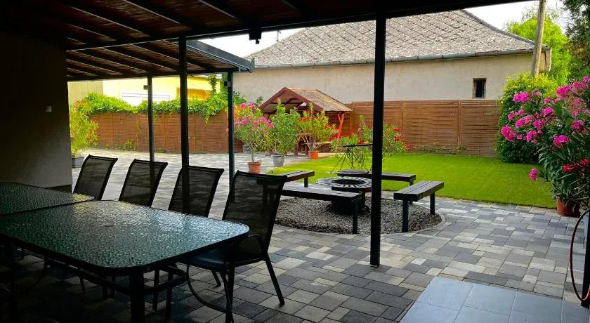 Tahiti Garden Apartman - Image 1