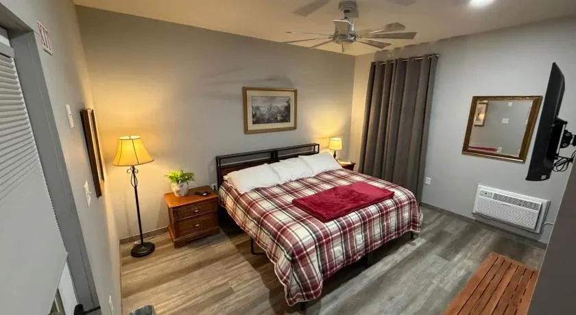 Germantown Inn & Lounge RM 1 - Image 1