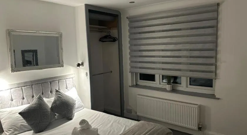 Cozy Town Centre 2 Bed Apartment Close To Historic Landmarks And Great Restaurants - Image 1