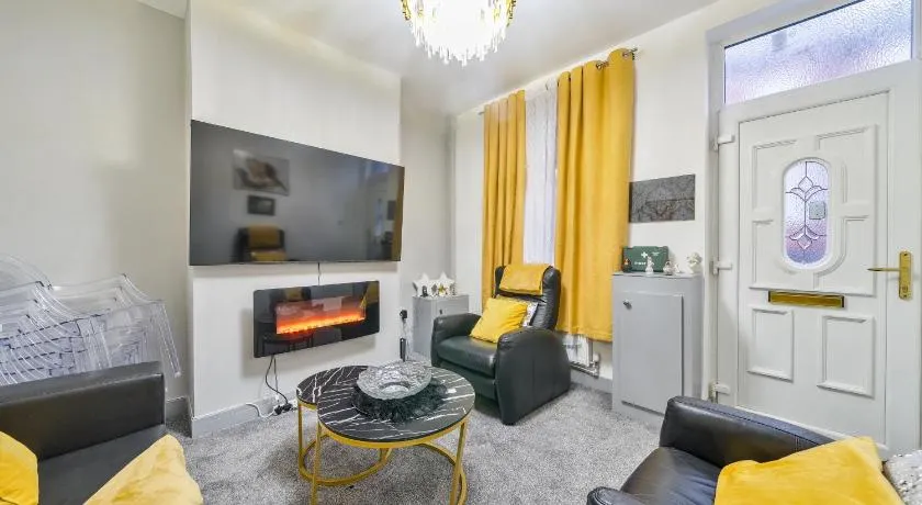 Contractor-friendly Home in Stoke with Free Parking - Image 1