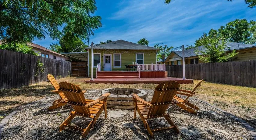 Charming Craftsman close by Bishop Arts & Downtown - Image 1